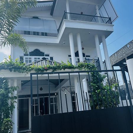Ramlyn Guesthouse & Restaurant เนกอมโบ ภายนอก รูปภาพ