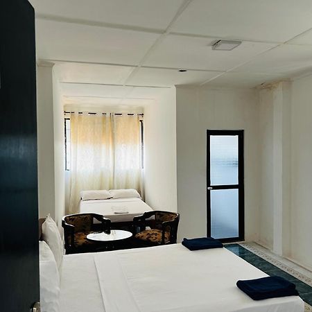 Ramlyn Guesthouse & Restaurant เนกอมโบ ภายนอก รูปภาพ