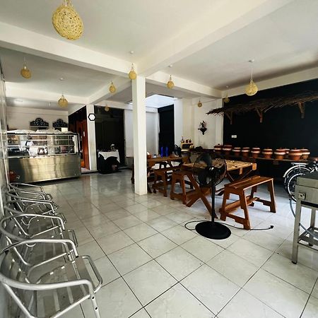 Ramlyn Guesthouse & Restaurant เนกอมโบ ภายนอก รูปภาพ