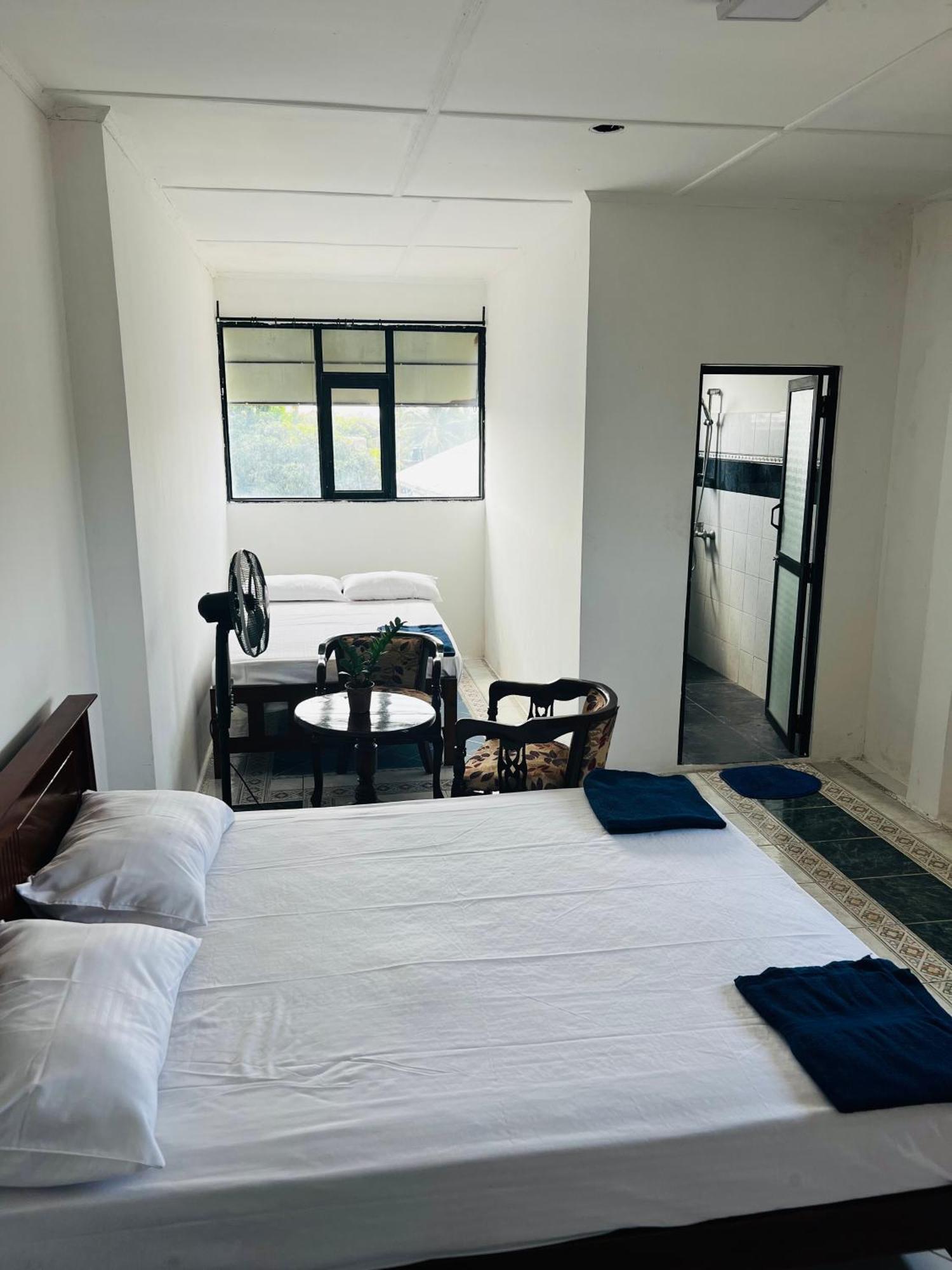 Ramlyn Guesthouse & Restaurant เนกอมโบ ภายนอก รูปภาพ