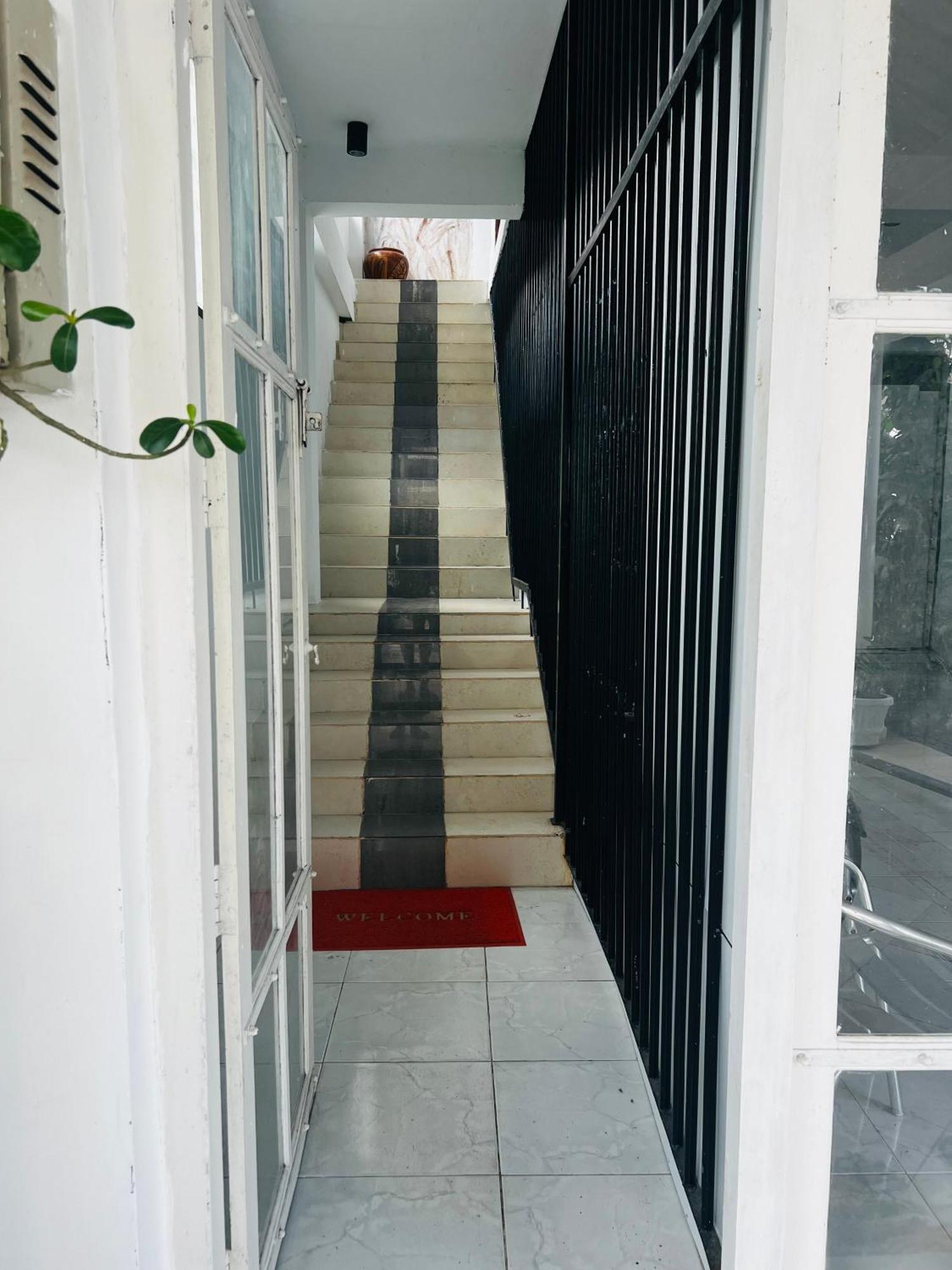 Ramlyn Guesthouse & Restaurant เนกอมโบ ภายนอก รูปภาพ