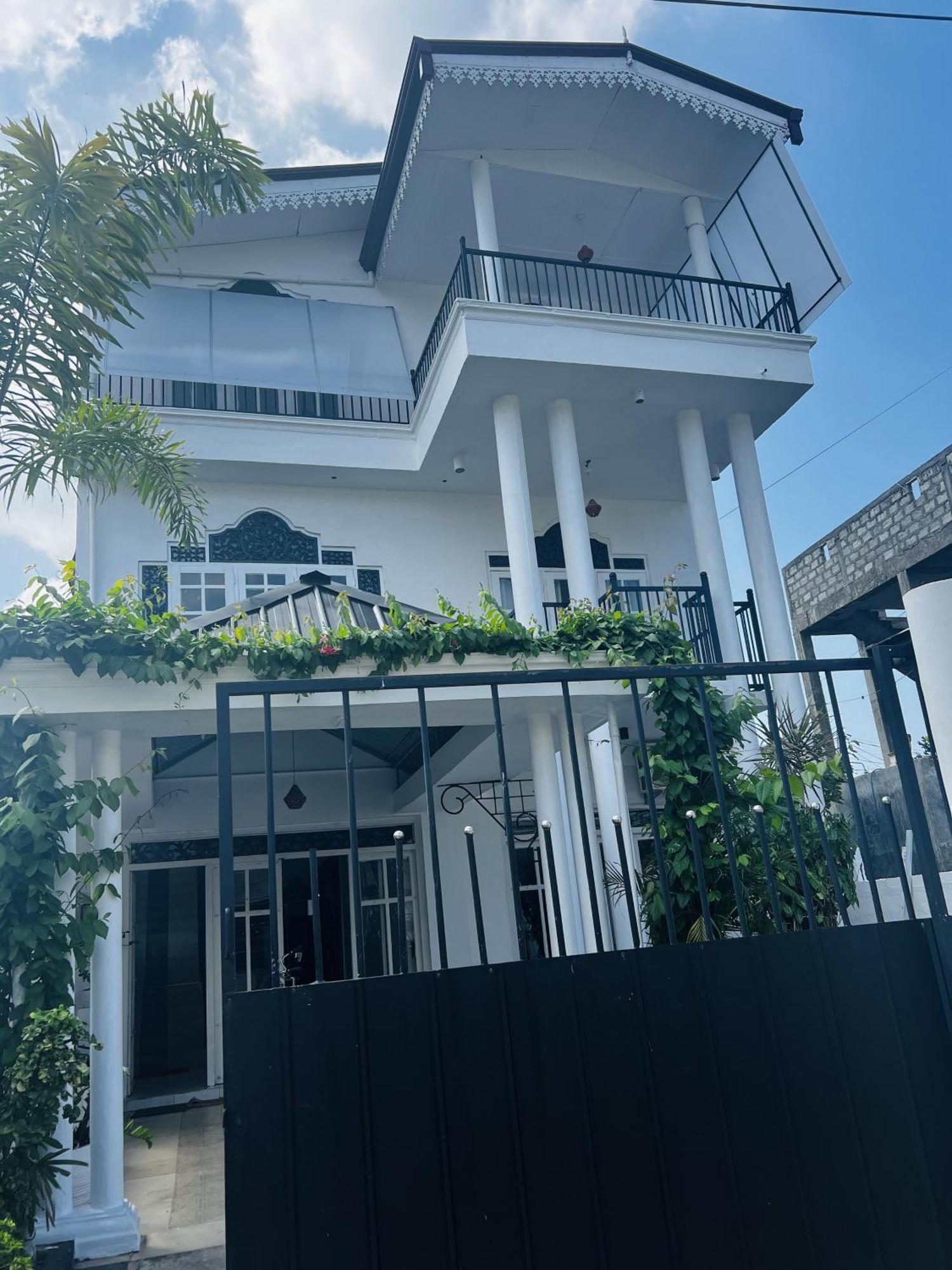Ramlyn Guesthouse & Restaurant เนกอมโบ ภายนอก รูปภาพ