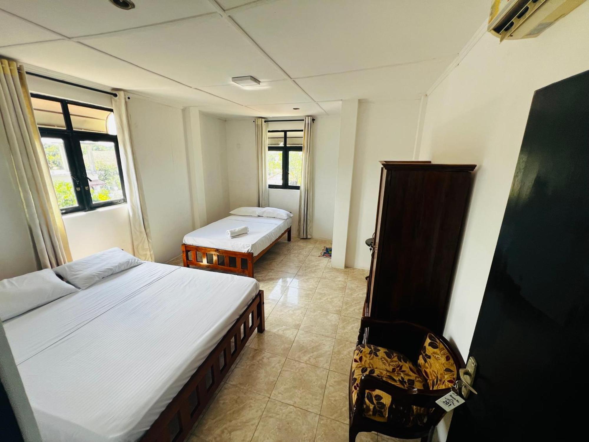 Ramlyn Guesthouse & Restaurant เนกอมโบ ภายนอก รูปภาพ