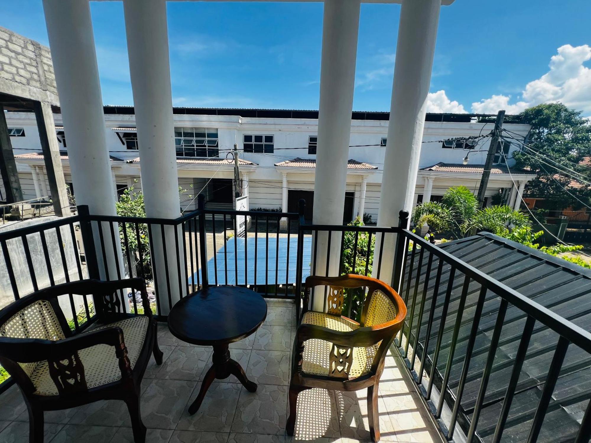 Ramlyn Guesthouse & Restaurant เนกอมโบ ภายนอก รูปภาพ