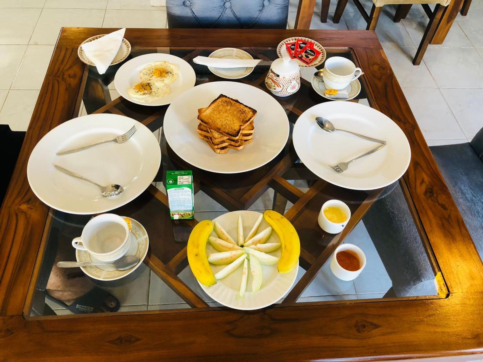 Ramlyn Guesthouse & Restaurant เนกอมโบ ภายนอก รูปภาพ